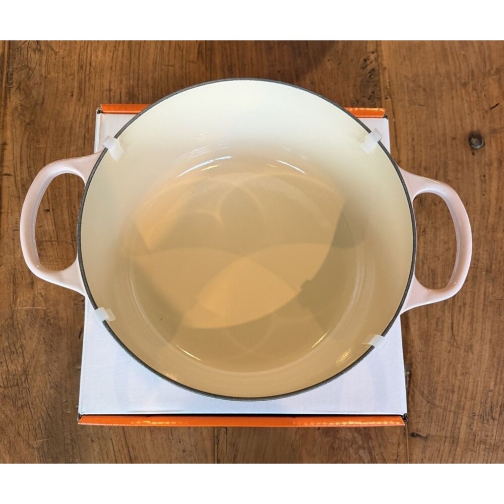 Le Creuset Enameled Cast Iron Petal Round Casserole 26 cm 5.5 qt Shell Pink NEW - Picture 11 of 12